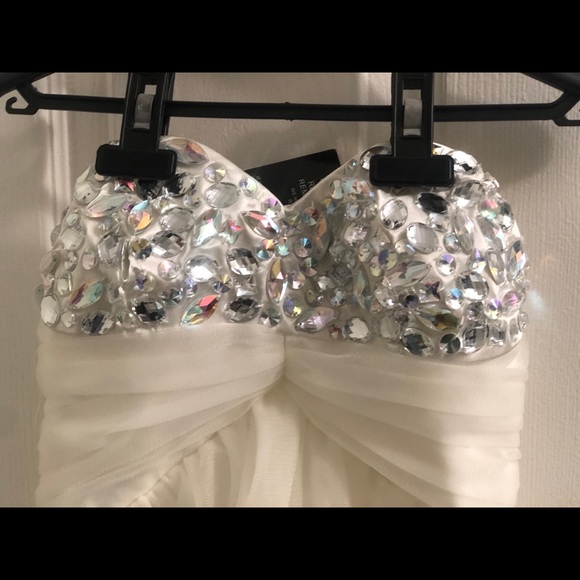 White short formal dress - Picture 2 of 10